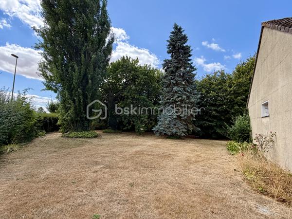 Située sur la commune d'Amfreville-Saint-Amand, cette maison de plain-pied d'environ 84 m2 offre un cadre de vie agréable et fonctionnel.

Elle se compose d'une entrée avec placard, un séjour et une cuisine semi-ouverte. Un couloir avec rangement dessert trois chambres, une salle de douche et un wc.

La maison bénéficie de fenêtres en pvc, double vitrages, équipées de volets roulants électriques. 
Le chauffage est assuré par une chaudière fioul à condensation. 

La maison dispose d'un garage avec une porte motorisée. 

À l'extérieur, vous profiterez d'un terrain clos d'environ 950 m2.

À noter, le tableau électrique sera refait.

Une visite vidéo est disponible sur YT (ÉLISE SOARES immobilier)