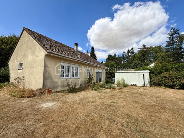 Située sur la commune d'Amfreville-Saint-Amand, cette maison de plain-pied d'environ 84 m2 offre un cadre de vie agréable et fonctionnel.

Elle se compose d'une entrée avec placard, un séjour et une cuisine semi-ouverte. Un couloir avec rangement dessert trois chambres, une salle de douche et un wc.

La maison bénéficie de fenêtres en pvc, double vitrages, équipées de volets roulants électriques. 
Le chauffage est assuré par une chaudière fioul à condensation. 

La maison dispose d'un garage avec une porte motorisée. 

À l'extérieur, vous profiterez d'un terrain clos d'environ 950 m2.

À noter, le tableau électrique sera refait.

Une visite vidéo est disponible sur YT (ÉLISE SOARES immobilier)