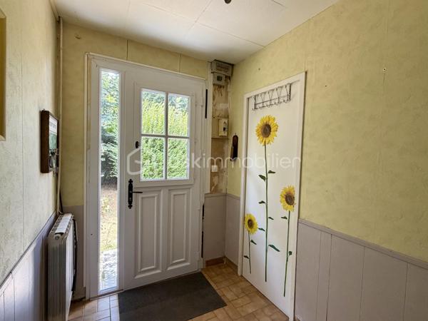 Située sur la commune d'Amfreville-Saint-Amand, cette maison de plain-pied d'environ 84 m2 offre un cadre de vie agréable et fonctionnel.

Elle se compose d'une entrée avec placard, un séjour et une cuisine semi-ouverte. Un couloir avec rangement dessert trois chambres, une salle de douche et un wc.

La maison bénéficie de fenêtres en pvc, double vitrages, équipées de volets roulants électriques. 
Le chauffage est assuré par une chaudière fioul à condensation. 

La maison dispose d'un garage avec une porte motorisée. 

À l'extérieur, vous profiterez d'un terrain clos d'environ 950 m2.

À noter, le tableau électrique sera refait.

Une visite vidéo est disponible sur YT (ÉLISE SOARES immobilier)
