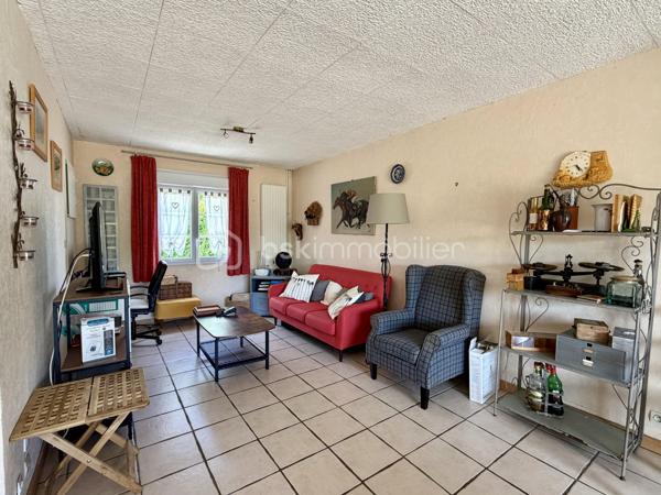 Située sur la commune d'Amfreville-Saint-Amand, cette maison de plain-pied d'environ 84 m2 offre un cadre de vie agréable et fonctionnel.

Elle se compose d'une entrée avec placard, un séjour et une cuisine semi-ouverte. Un couloir avec rangement dessert trois chambres, une salle de douche et un wc.

La maison bénéficie de fenêtres en pvc, double vitrages, équipées de volets roulants électriques. 
Le chauffage est assuré par une chaudière fioul à condensation. 

La maison dispose d'un garage avec une porte motorisée. 

À l'extérieur, vous profiterez d'un terrain clos d'environ 950 m2.

À noter, le tableau électrique sera refait.

Une visite vidéo est disponible sur YT (ÉLISE SOARES immobilier)