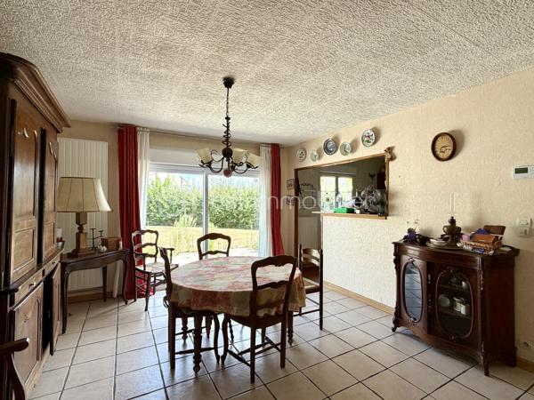 Située sur la commune d'Amfreville-Saint-Amand, cette maison de plain-pied d'environ 84 m2 offre un cadre de vie agréable et fonctionnel.

Elle se compose d'une entrée avec placard, un séjour et une cuisine semi-ouverte. Un couloir avec rangement dessert trois chambres, une salle de douche et un wc.

La maison bénéficie de fenêtres en pvc, double vitrages, équipées de volets roulants électriques. 
Le chauffage est assuré par une chaudière fioul à condensation. 

La maison dispose d'un garage avec une porte motorisée. 

À l'extérieur, vous profiterez d'un terrain clos d'environ 950 m2.

À noter, le tableau électrique sera refait.

Une visite vidéo est disponible sur YT (ÉLISE SOARES immobilier)