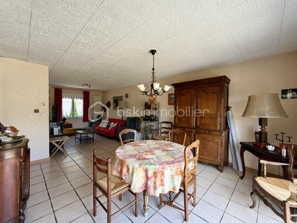 Située sur la commune d'Amfreville-Saint-Amand, cette maison de plain-pied d'environ 84 m2 offre un cadre de vie agréable et fonctionnel.

Elle se compose d'une entrée avec placard, un séjour et une cuisine semi-ouverte. Un couloir avec rangement dessert trois chambres, une salle de douche et un wc.

La maison bénéficie de fenêtres en pvc, double vitrages, équipées de volets roulants électriques. 
Le chauffage est assuré par une chaudière fioul à condensation. 

La maison dispose d'un garage avec une porte motorisée. 

À l'extérieur, vous profiterez d'un terrain clos d'environ 950 m2.

À noter, le tableau électrique sera refait.

Une visite vidéo est disponible sur YT (ÉLISE SOARES immobilier)