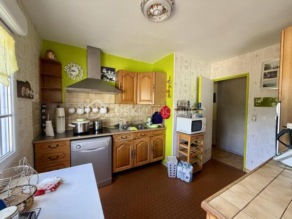 Située sur la commune d'Amfreville-Saint-Amand, cette maison de plain-pied d'environ 84 m2 offre un cadre de vie agréable et fonctionnel.

Elle se compose d'une entrée avec placard, un séjour et une cuisine semi-ouverte. Un couloir avec rangement dessert trois chambres, une salle de douche et un wc.

La maison bénéficie de fenêtres en pvc, double vitrages, équipées de volets roulants électriques. 
Le chauffage est assuré par une chaudière fioul à condensation. 

La maison dispose d'un garage avec une porte motorisée. 

À l'extérieur, vous profiterez d'un terrain clos d'environ 950 m2.

À noter, le tableau électrique sera refait.

Une visite vidéo est disponible sur YT (ÉLISE SOARES immobilier)