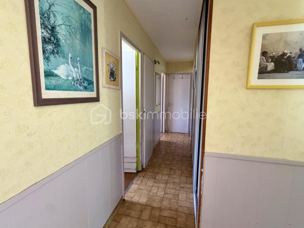 Située sur la commune d'Amfreville-Saint-Amand, cette maison de plain-pied d'environ 84 m2 offre un cadre de vie agréable et fonctionnel.

Elle se compose d'une entrée avec placard, un séjour et une cuisine semi-ouverte. Un couloir avec rangement dessert trois chambres, une salle de douche et un wc.

La maison bénéficie de fenêtres en pvc, double vitrages, équipées de volets roulants électriques. 
Le chauffage est assuré par une chaudière fioul à condensation. 

La maison dispose d'un garage avec une porte motorisée. 

À l'extérieur, vous profiterez d'un terrain clos d'environ 950 m2.

À noter, le tableau électrique sera refait.

Une visite vidéo est disponible sur YT (ÉLISE SOARES immobilier)