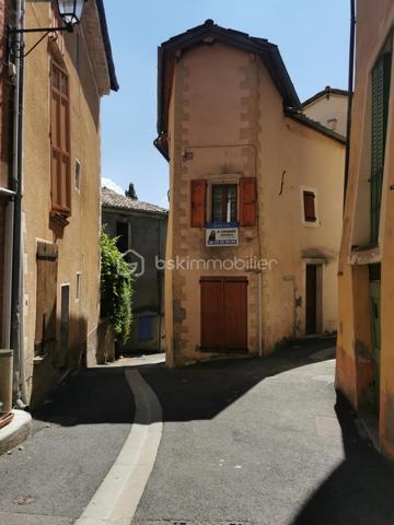 Au cœur du village de Thoard, venez découvrir cette maison pleine de charme offrant de beaux volumes et une atmosphère chaleureuse dès l’entrée.
Son atout rare : un accès en véhicule jusqu’à la maison, un véritable confort au quotidien dans un environnement villageois.
D’une surface de 100m², cette maison bénéficie d’une exposition sud-est lui apportant une belle luminosité.
Au rez-de-chaussée, vous découvrirez un salon chaleureux avec cheminée insert, ouvert sur une cuisine équipée et conviviale, ainsi qu’une buanderie et un WC indépendant.
Au premier étage, l’espace nuit se compose de deux chambres lumineuses et d’une grande salle d’eau avec WC.
Au deuxième étage, une troisième chambre ainsi qu’une spacieuse pièce de vie baignée de lumière offrent de multiples possibilités d’aménagement selon vos besoins : espace familial, bureau, salle de loisirs ou chambre supplémentaire.
Une cave de 37 m² vient compléter ce bien.
Une maison accueillante, prête à recevoir ses nouveaux propriétaires.