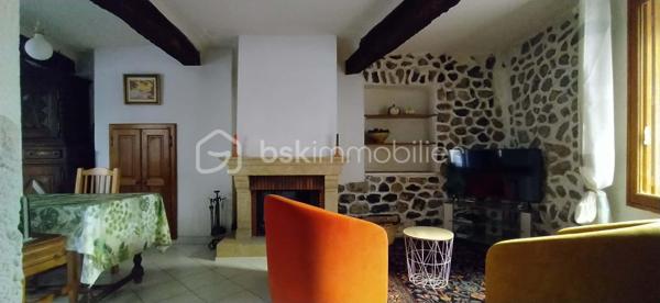 Au cœur du village de Thoard, venez découvrir cette maison pleine de charme offrant de beaux volumes et une atmosphère chaleureuse dès l’entrée.
Son atout rare : un accès en véhicule jusqu’à la maison, un véritable confort au quotidien dans un environnement villageois.
D’une surface de 100m², cette maison bénéficie d’une exposition sud-est lui apportant une belle luminosité.
Au rez-de-chaussée, vous découvrirez un salon chaleureux avec cheminée insert, ouvert sur une cuisine équipée et conviviale, ainsi qu’une buanderie et un WC indépendant.
Au premier étage, l’espace nuit se compose de deux chambres lumineuses et d’une grande salle d’eau avec WC.
Au deuxième étage, une troisième chambre ainsi qu’une spacieuse pièce de vie baignée de lumière offrent de multiples possibilités d’aménagement selon vos besoins : espace familial, bureau, salle de loisirs ou chambre supplémentaire.
Une cave de 37 m² vient compléter ce bien.
Une maison accueillante, prête à recevoir ses nouveaux propriétaires.