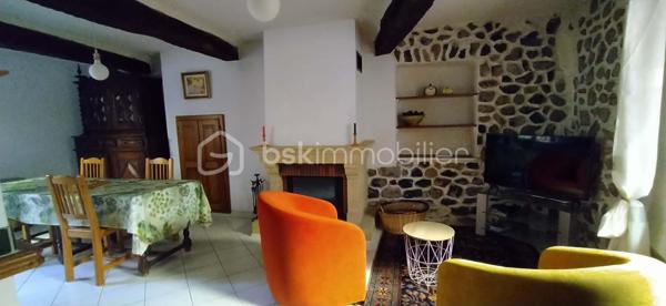 Au cœur du village de Thoard, venez découvrir cette maison pleine de charme offrant de beaux volumes et une atmosphère chaleureuse dès l’entrée.
Son atout rare : un accès en véhicule jusqu’à la maison, un véritable confort au quotidien dans un environnement villageois.
D’une surface de 100m², cette maison bénéficie d’une exposition sud-est lui apportant une belle luminosité.
Au rez-de-chaussée, vous découvrirez un salon chaleureux avec cheminée insert, ouvert sur une cuisine équipée et conviviale, ainsi qu’une buanderie et un WC indépendant.
Au premier étage, l’espace nuit se compose de deux chambres lumineuses et d’une grande salle d’eau avec WC.
Au deuxième étage, une troisième chambre ainsi qu’une spacieuse pièce de vie baignée de lumière offrent de multiples possibilités d’aménagement selon vos besoins : espace familial, bureau, salle de loisirs ou chambre supplémentaire.
Une cave de 37 m² vient compléter ce bien.
Une maison accueillante, prête à recevoir ses nouveaux propriétaires.