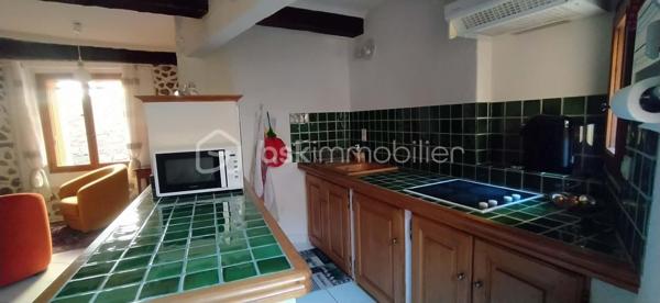 Au cœur du village de Thoard, venez découvrir cette maison pleine de charme offrant de beaux volumes et une atmosphère chaleureuse dès l’entrée.
Son atout rare : un accès en véhicule jusqu’à la maison, un véritable confort au quotidien dans un environnement villageois.
D’une surface de 100m², cette maison bénéficie d’une exposition sud-est lui apportant une belle luminosité.
Au rez-de-chaussée, vous découvrirez un salon chaleureux avec cheminée insert, ouvert sur une cuisine équipée et conviviale, ainsi qu’une buanderie et un WC indépendant.
Au premier étage, l’espace nuit se compose de deux chambres lumineuses et d’une grande salle d’eau avec WC.
Au deuxième étage, une troisième chambre ainsi qu’une spacieuse pièce de vie baignée de lumière offrent de multiples possibilités d’aménagement selon vos besoins : espace familial, bureau, salle de loisirs ou chambre supplémentaire.
Une cave de 37 m² vient compléter ce bien.
Une maison accueillante, prête à recevoir ses nouveaux propriétaires.