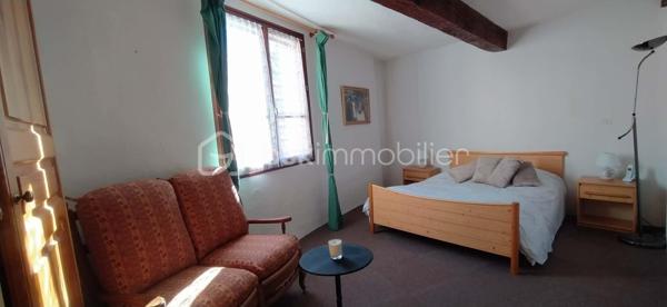 Au cœur du village de Thoard, venez découvrir cette maison pleine de charme offrant de beaux volumes et une atmosphère chaleureuse dès l’entrée.
Son atout rare : un accès en véhicule jusqu’à la maison, un véritable confort au quotidien dans un environnement villageois.
D’une surface de 100m², cette maison bénéficie d’une exposition sud-est lui apportant une belle luminosité.
Au rez-de-chaussée, vous découvrirez un salon chaleureux avec cheminée insert, ouvert sur une cuisine équipée et conviviale, ainsi qu’une buanderie et un WC indépendant.
Au premier étage, l’espace nuit se compose de deux chambres lumineuses et d’une grande salle d’eau avec WC.
Au deuxième étage, une troisième chambre ainsi qu’une spacieuse pièce de vie baignée de lumière offrent de multiples possibilités d’aménagement selon vos besoins : espace familial, bureau, salle de loisirs ou chambre supplémentaire.
Une cave de 37 m² vient compléter ce bien.
Une maison accueillante, prête à recevoir ses nouveaux propriétaires.