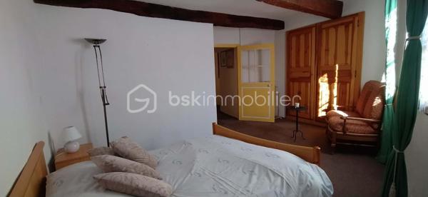 Au cœur du village de Thoard, venez découvrir cette maison pleine de charme offrant de beaux volumes et une atmosphère chaleureuse dès l’entrée.
Son atout rare : un accès en véhicule jusqu’à la maison, un véritable confort au quotidien dans un environnement villageois.
D’une surface de 100m², cette maison bénéficie d’une exposition sud-est lui apportant une belle luminosité.
Au rez-de-chaussée, vous découvrirez un salon chaleureux avec cheminée insert, ouvert sur une cuisine équipée et conviviale, ainsi qu’une buanderie et un WC indépendant.
Au premier étage, l’espace nuit se compose de deux chambres lumineuses et d’une grande salle d’eau avec WC.
Au deuxième étage, une troisième chambre ainsi qu’une spacieuse pièce de vie baignée de lumière offrent de multiples possibilités d’aménagement selon vos besoins : espace familial, bureau, salle de loisirs ou chambre supplémentaire.
Une cave de 37 m² vient compléter ce bien.
Une maison accueillante, prête à recevoir ses nouveaux propriétaires.