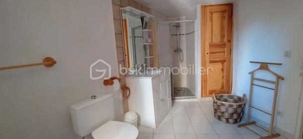 Au cœur du village de Thoard, venez découvrir cette maison pleine de charme offrant de beaux volumes et une atmosphère chaleureuse dès l’entrée.
Son atout rare : un accès en véhicule jusqu’à la maison, un véritable confort au quotidien dans un environnement villageois.
D’une surface de 100m², cette maison bénéficie d’une exposition sud-est lui apportant une belle luminosité.
Au rez-de-chaussée, vous découvrirez un salon chaleureux avec cheminée insert, ouvert sur une cuisine équipée et conviviale, ainsi qu’une buanderie et un WC indépendant.
Au premier étage, l’espace nuit se compose de deux chambres lumineuses et d’une grande salle d’eau avec WC.
Au deuxième étage, une troisième chambre ainsi qu’une spacieuse pièce de vie baignée de lumière offrent de multiples possibilités d’aménagement selon vos besoins : espace familial, bureau, salle de loisirs ou chambre supplémentaire.
Une cave de 37 m² vient compléter ce bien.
Une maison accueillante, prête à recevoir ses nouveaux propriétaires.