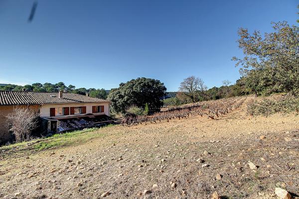 A VENDRE EN EXCLUSIVITE ! LORGUES Maison mitoyenne d'environ 115 m² sur 3 niveaux avec grand terrain de 3 500 m² ! Environnement calme