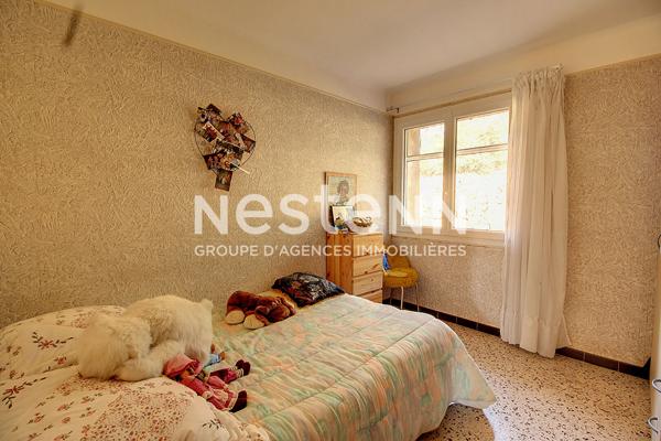 A VENDRE EN EXCLUSIVITE ! LORGUES Maison mitoyenne d'environ 115 m² sur 3 niveaux avec grand terrain de 3 500 m² ! Environnement calme