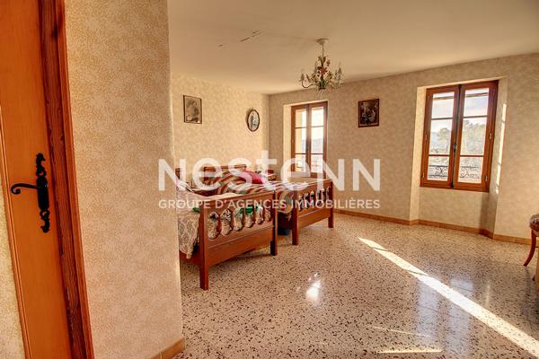 A VENDRE EN EXCLUSIVITE ! LORGUES Maison mitoyenne d'environ 115 m² sur 3 niveaux avec grand terrain de 3 500 m² ! Environnement calme