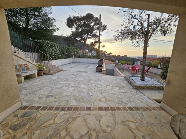 Maison 250m² terrain 544m² en restanque, Piscine, studio indépendant, sur les hauteurs avec Vue Mer.