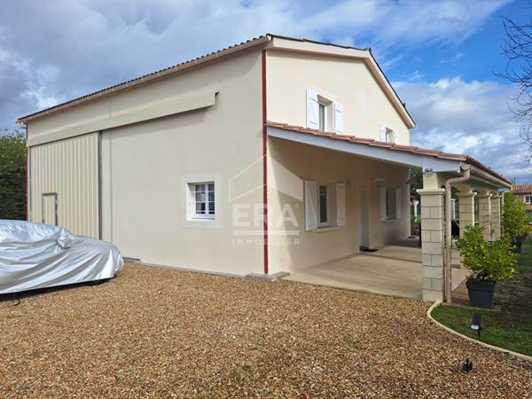 Maison individuelle avec garage.