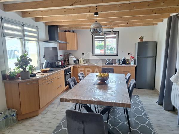 Maison individuelle avec garage.