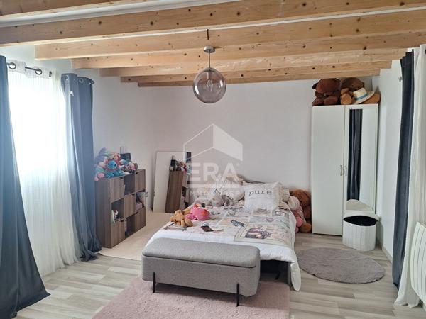 Maison individuelle avec garage.