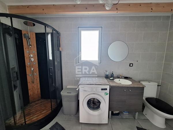 Maison individuelle avec garage.