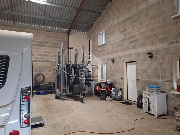 Maison individuelle avec garage.