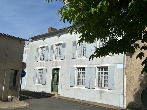 GRANDE MAISON DE BOURG AVEC CACHET, 3 CHAMBRES (possibilités ++), BEAUX VOLUMES, ESPACES AMÉNAGEABLES, JARDIN