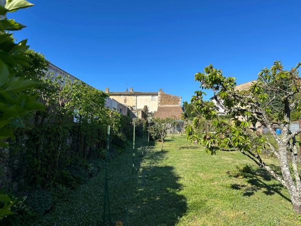 GRANDE MAISON DE BOURG AVEC CACHET, 3 CHAMBRES (possibilités ++), BEAUX VOLUMES, ESPACES AMÉNAGEABLES, JARDIN
