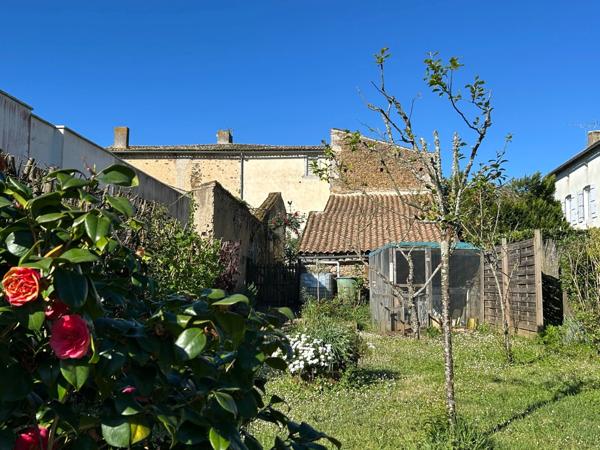 GRANDE MAISON DE BOURG AVEC CACHET, 3 CHAMBRES (possibilités ++), BEAUX VOLUMES, ESPACES AMÉNAGEABLES, JARDIN