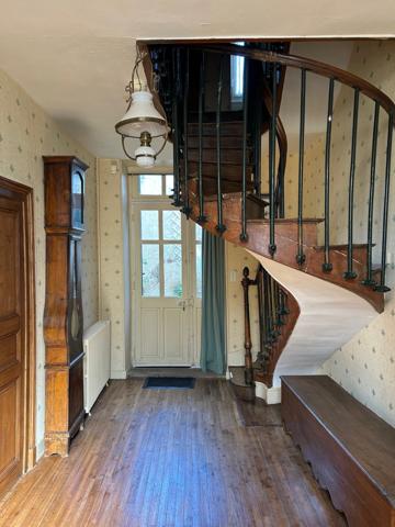 GRANDE MAISON DE BOURG AVEC CACHET, 3 CHAMBRES (possibilités ++), BEAUX VOLUMES, ESPACES AMÉNAGEABLES, JARDIN
