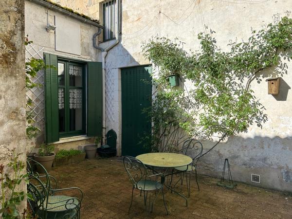 GRANDE MAISON DE BOURG AVEC CACHET, 3 CHAMBRES (possibilités ++), BEAUX VOLUMES, ESPACES AMÉNAGEABLES, JARDIN
