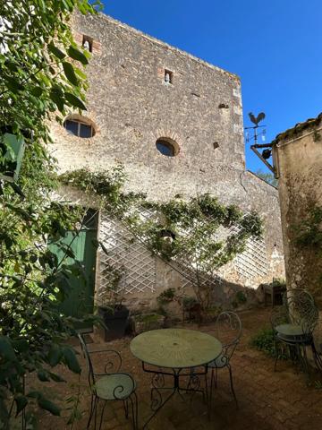 GRANDE MAISON DE BOURG AVEC CACHET, 3 CHAMBRES (possibilités ++), BEAUX VOLUMES, ESPACES AMÉNAGEABLES, JARDIN