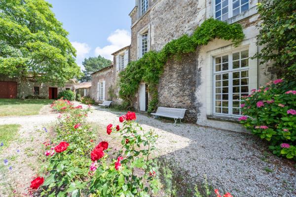 Maison
         11 pièces
        - 397 m² Bien prestige 983 250 € *