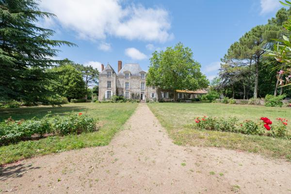 Maison
         11 pièces
        - 397 m² Bien prestige 983 250 € *