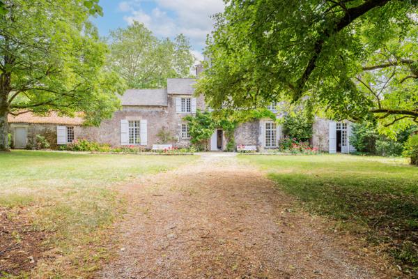 Maison
         11 pièces
        - 397 m² Bien prestige 983 250 € *