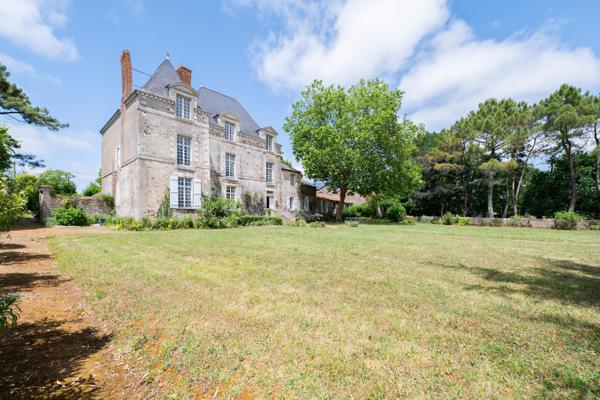 Maison
         11 pièces
        - 397 m² Bien prestige 983 250 € *