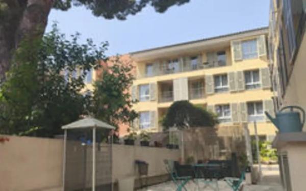 Fréjus centre ville- appartement au rez de chaussée à usage professionnel
