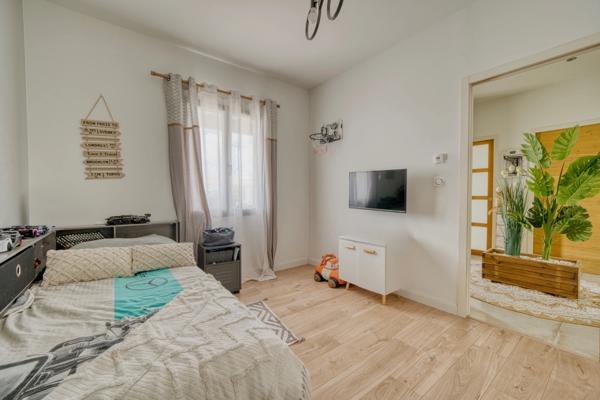 Maison à vendre 4 chambres - 1 bureau - 6 pièces ECHILLAIS (17)