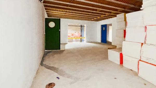 MAISON DE 82 M² - ENTREPOT DE 326 M² - AUCUN TRAVAUX A PREVOIR - IDEAL PROFFESSIONNEL OU INVESTISSEUR