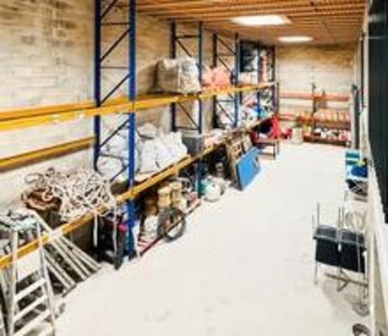 MAISON DE 82 M² - ENTREPOT DE 326 M² - AUCUN TRAVAUX A PREVOIR - IDEAL PROFFESSIONNEL OU INVESTISSEUR