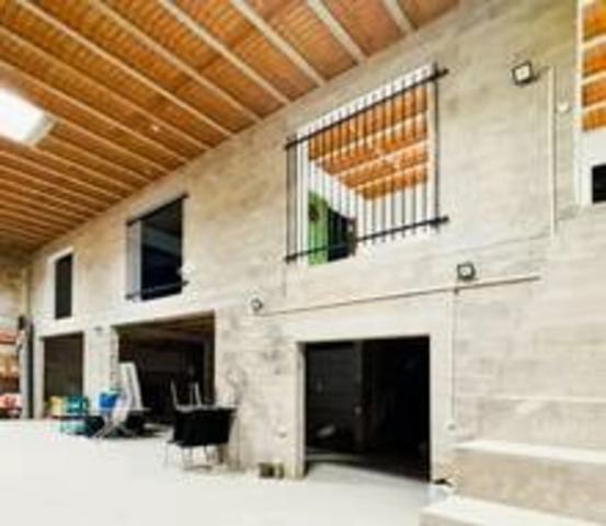 MAISON DE 82 M² - ENTREPOT DE 326 M² - AUCUN TRAVAUX A PREVOIR - IDEAL PROFFESSIONNEL OU INVESTISSEUR
