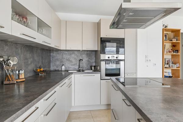 APPARTEMENT 4 PIÈCES 85M² AVEC VUE PANORAMIQUE ET EXTÉRIEURS