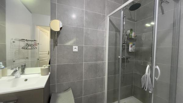 EN EXCLUSIVITÉ - APPARTEMENT T2 AVEC TERRASSE LOUÉ - TINQUEU