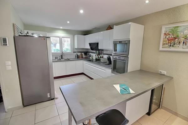 À VENDRE SAINT-NAZAIRE VILLA 3 FACES DE 108 m2 SUR TERRAIN AVEC PISCINE DE 358 m2