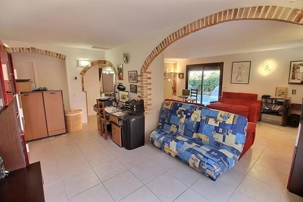 À VENDRE SAINT-NAZAIRE VILLA 3 FACES DE 108 m2 SUR TERRAIN AVEC PISCINE DE 358 m2