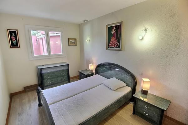 À VENDRE SAINT-NAZAIRE VILLA 3 FACES DE 108 m2 SUR TERRAIN AVEC PISCINE DE 358 m2