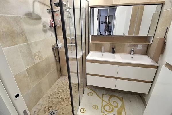 À VENDRE SAINT-NAZAIRE VILLA 3 FACES DE 108 m2 SUR TERRAIN AVEC PISCINE DE 358 m2