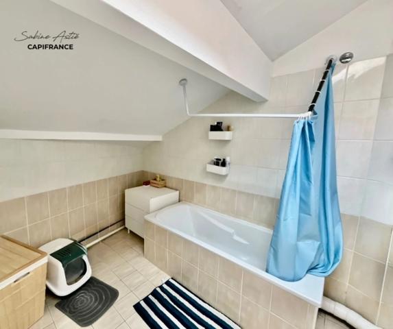 Gleizé - T2+ atypique 64 m² au sol – Dernier étage – Esprit maison avec parking