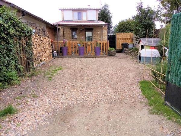 Maison individuelle 47 m2 avec une chambre, deux terrasses exposées sud ouest, une cour fermé 2 places de parking