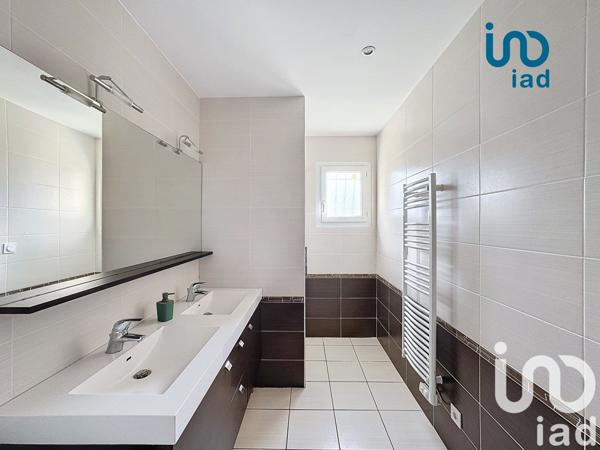 Maison traditionnelle 6 pièces de 115 m² à Lupé (42520)