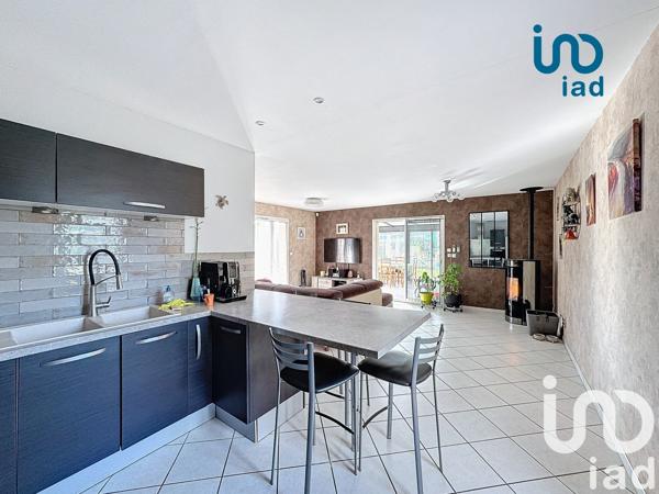 Maison traditionnelle 6 pièces de 115 m² à Lupé (42520)