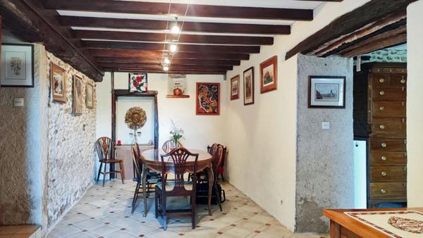 Superbe corps de ferme du 17è siècle. Rénovation de qualité. Au calme, vue dégagée. Belle piscine. Potentiel